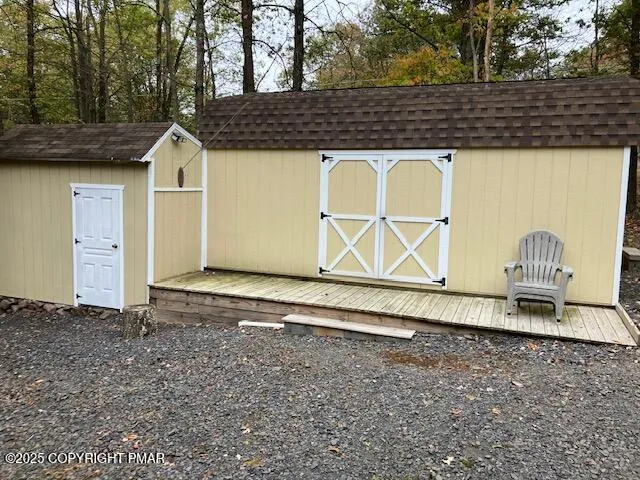 a view of a house with backyard and trees