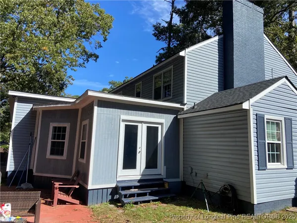 a view of house with a yard