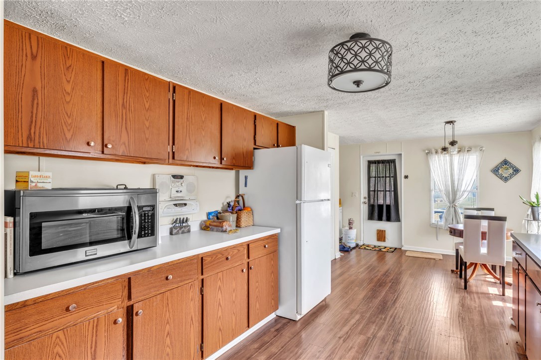 137 East Reedy Fork Road Seneca, SC 29678 - Photo 5 of 28 This spacious kitchen offers ample cabinetry and an inviting atmosphere.