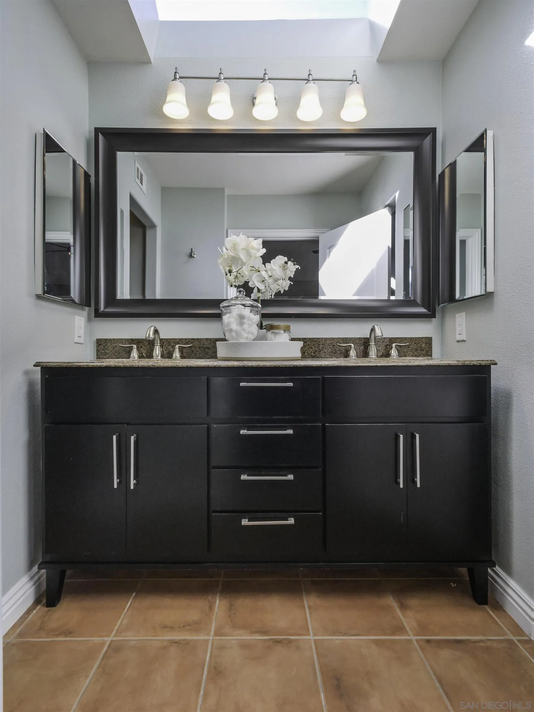 809 Sandbar Way Carlsbad, CA 92011 - Photo 21 of 39 a bathroom with a sink and a mirror