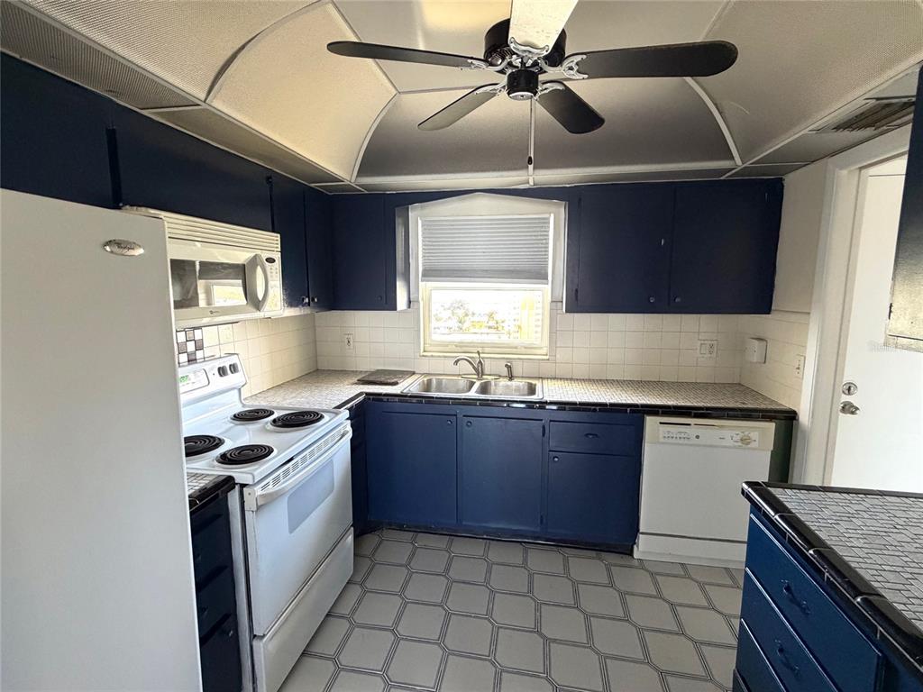 4775 Cove Circle, Unit 1102 St. Petersburg, FL 33708 - Photo 9 of 20
