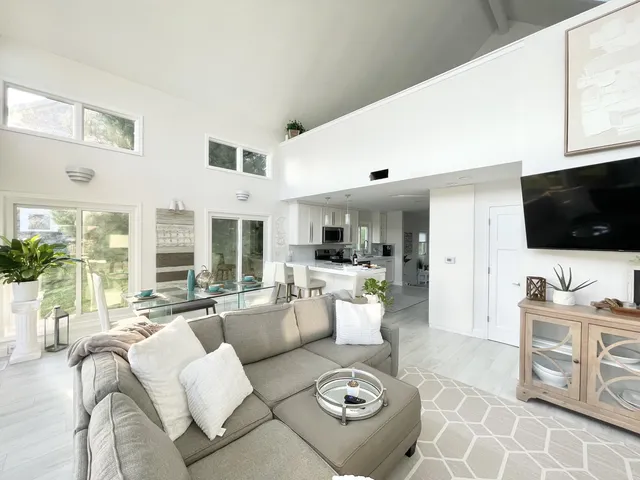 $650,000 | 727 Treasure Island Drive, Mattawan, MI 49071