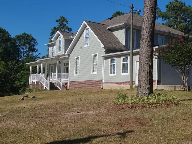 a view of a house with backyard and garden