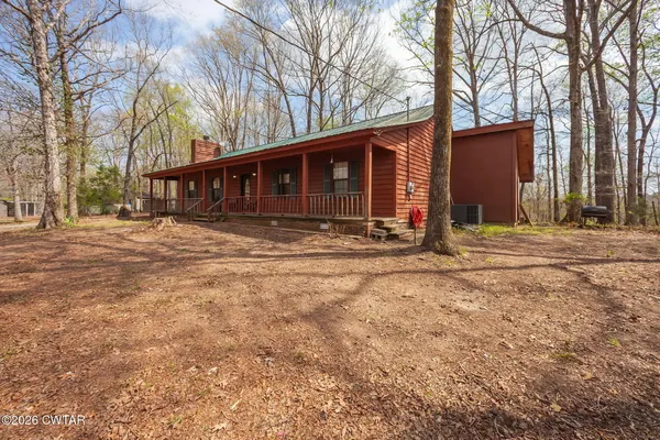 a view of a house with backyard