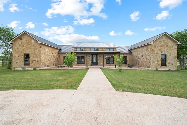 $675,000 | 115 Lakeside Cove, Martindale, TX 78655