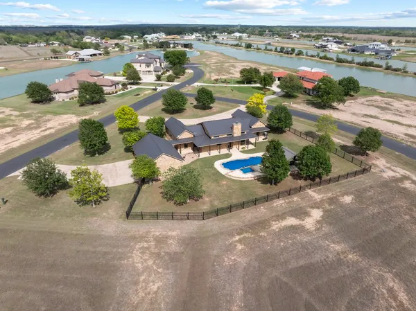 $675,000 | 115 Lakeside Cove, Martindale, TX 78655