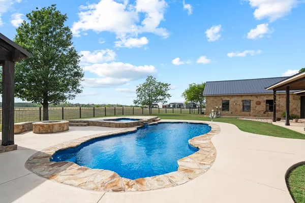 $675,000 | 115 Lakeside Cove, Martindale, TX 78655
