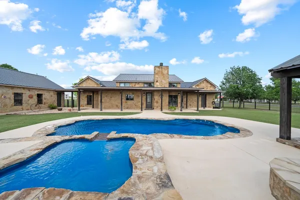 $675,000 | 115 Lakeside Cove, Martindale, TX 78655