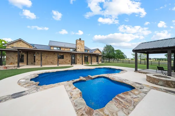 $675,000 | 115 Lakeside Cove, Martindale, TX 78655