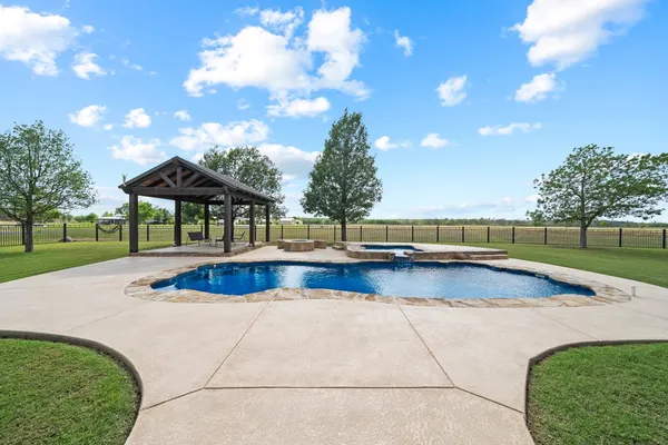 $675,000 | 115 Lakeside Cove, Martindale, TX 78655