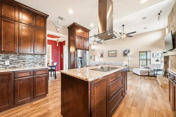 $675,000 | 115 Lakeside Cove, Martindale, TX 78655