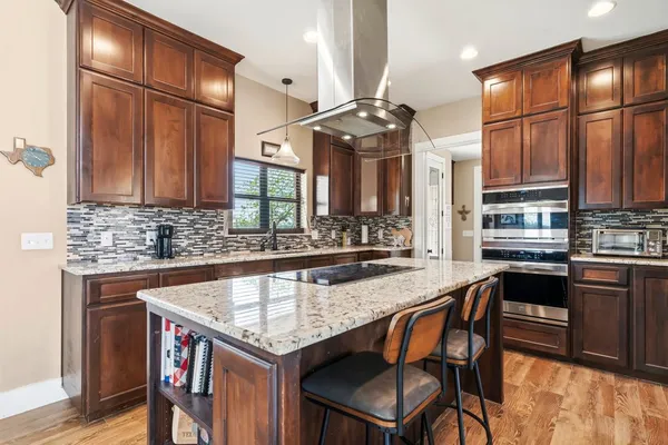 $675,000 | 115 Lakeside Cove, Martindale, TX 78655