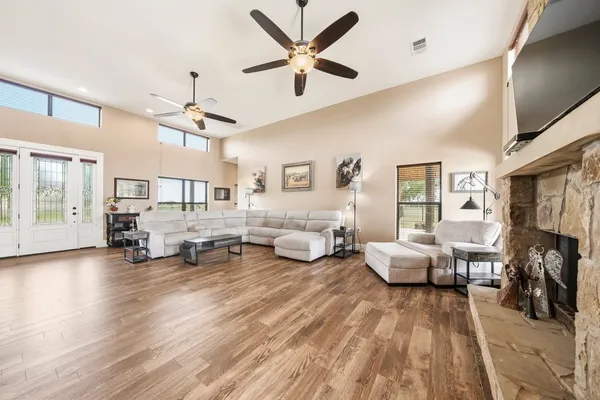 $675,000 | 115 Lakeside Cove, Martindale, TX 78655