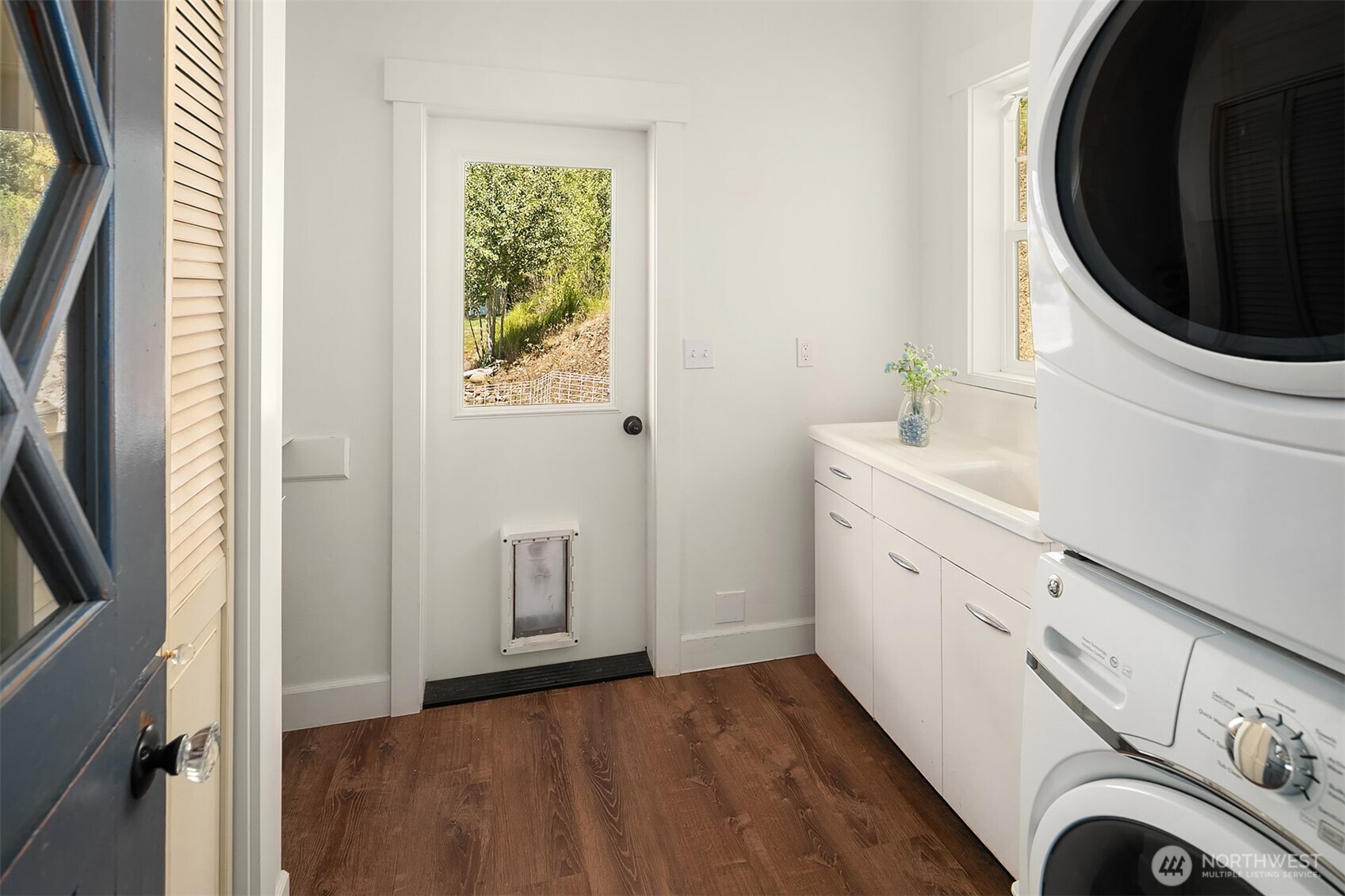 2080 Bettas Road Cle Elum, WA 98922 - Photo 22 of 31 a view of a kitchen with washer and dryer