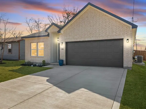 $274,900 | 1004 East Hickory Street, Kaufman, TX 75142