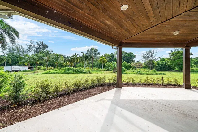 a view of an outdoor space