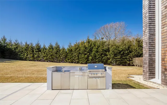 $350,000 | 179 Montauk Highway, East Hampton, NY 11937