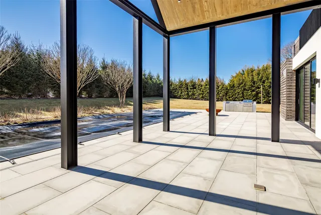 $350,000 | 179 Montauk Highway, East Hampton, NY 11937