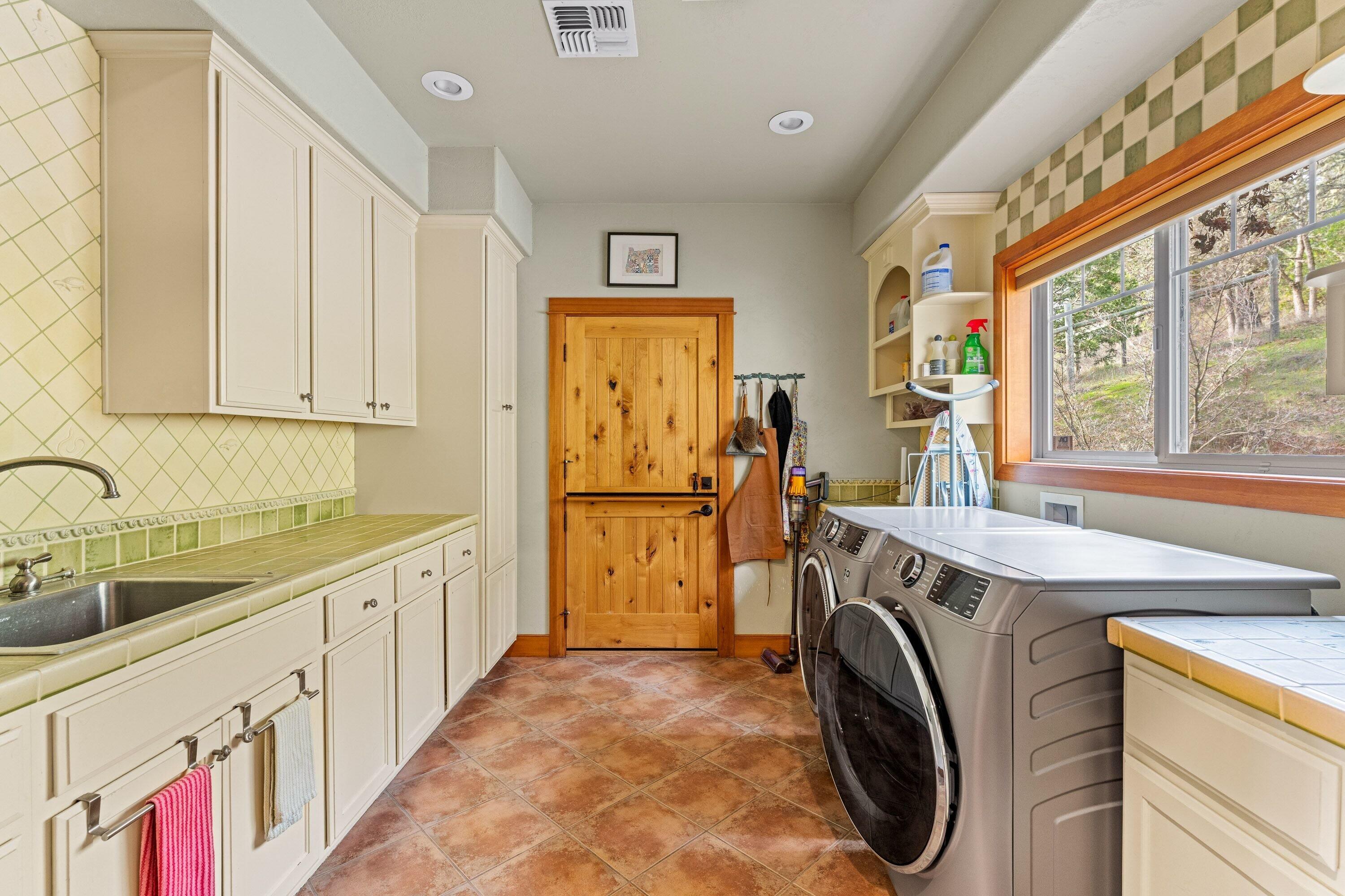 252 Frontier Lane Grants Pass, OR 97526 - Photo 14 of 65 060_int_30_of_34_967