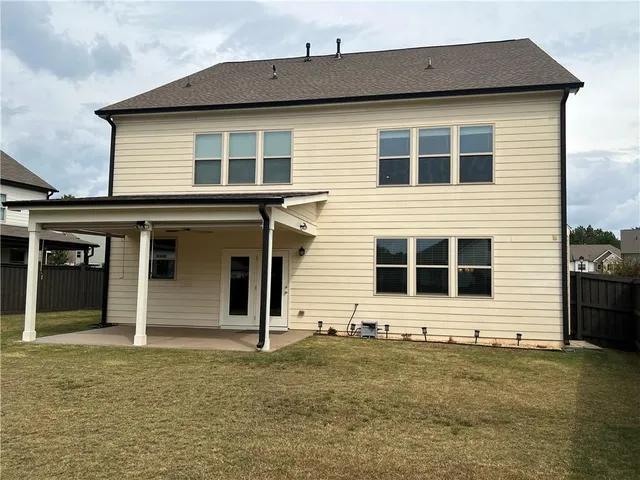 a view of a backyard