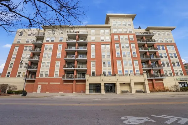 $355,000 | 656 Pearson Street, Unit 203, Des Plaines, IL 60016