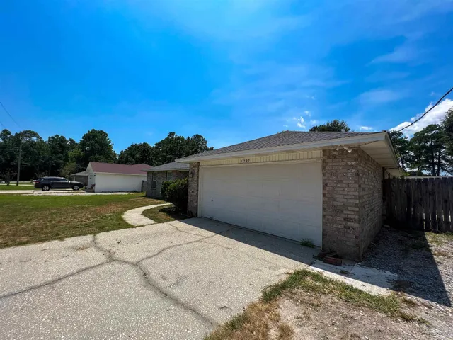 a view of a backyard