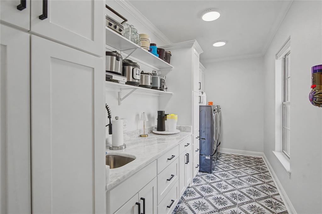 347 Ridge Drive Stonewall, LA 71078 - Photo 18 of 39 a bathroom with double vanity and a mirror