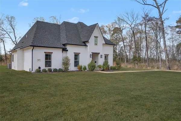 a view of a house with backyard and garden