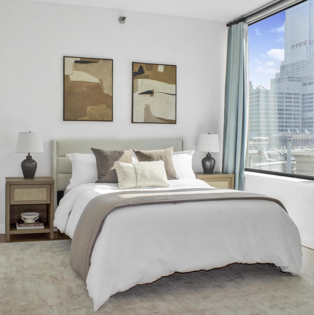 501 North Clinton Street, Unit 604 Chicago, IL 60654 - Photo 15 of 25 a bedroom with a bed and a large window