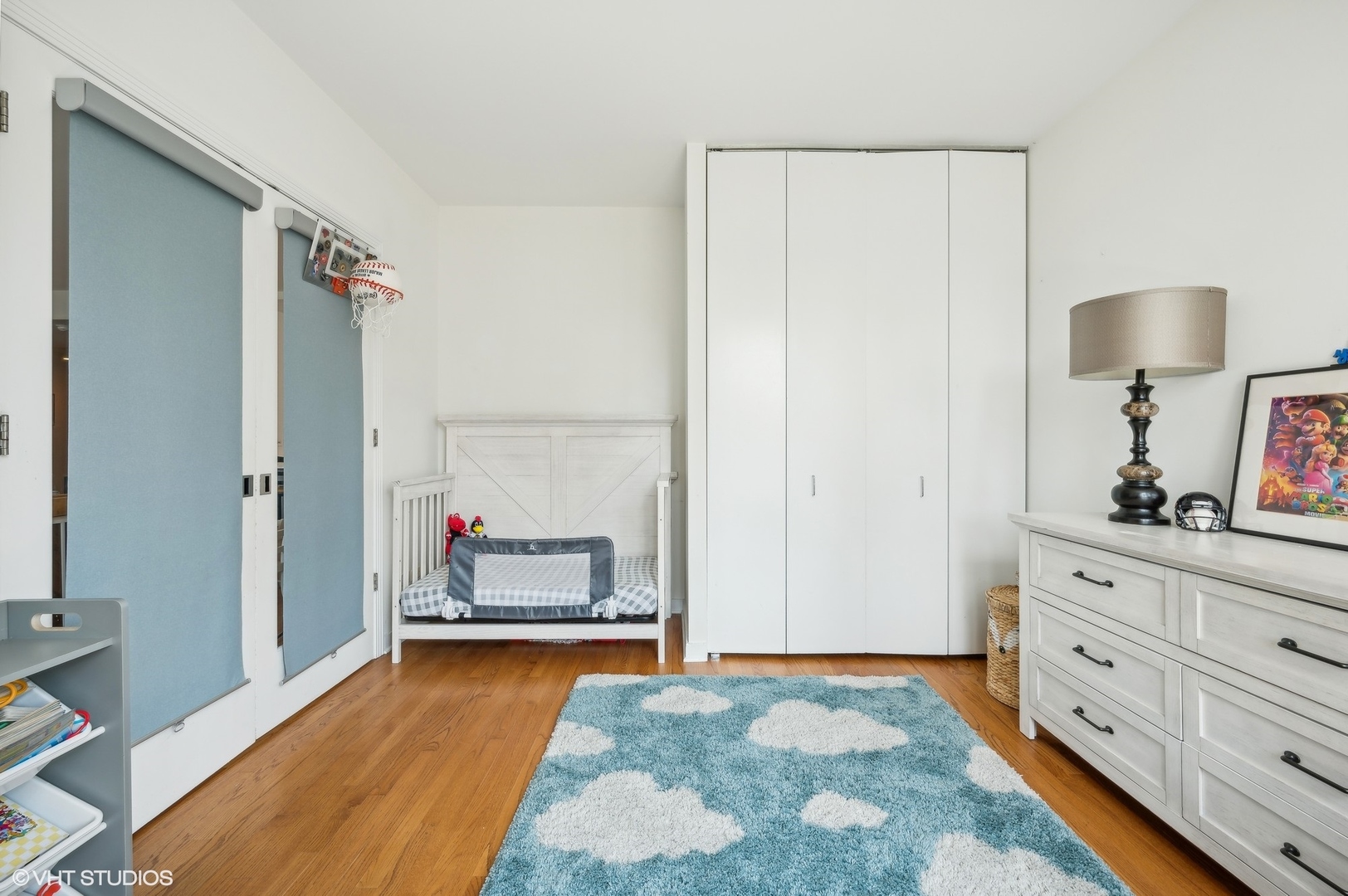 501 North Clinton Street, Unit 604 Chicago, IL 60654 - Photo 16 of 25 a bedroom with a bed and cabinets