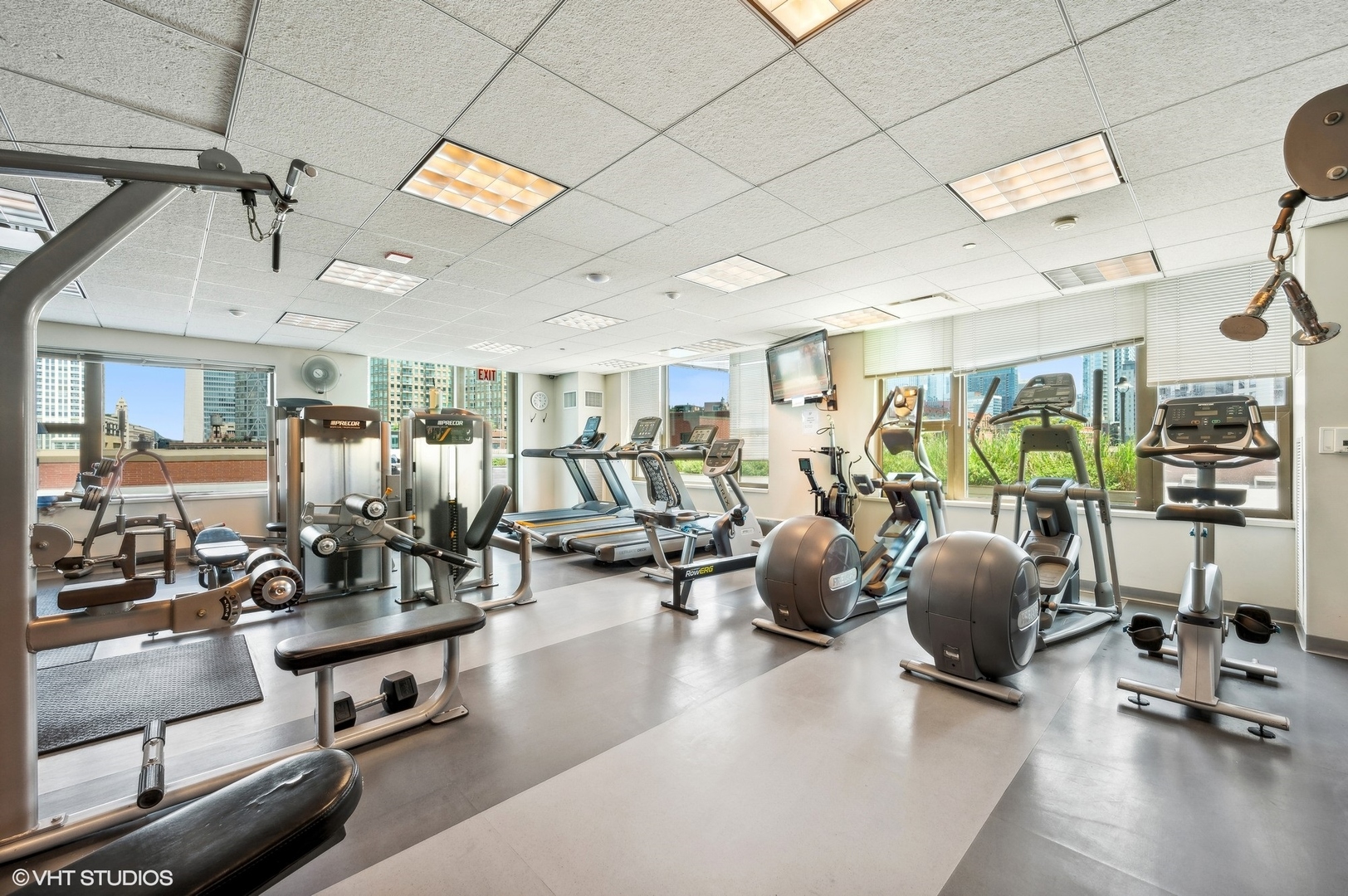 501 North Clinton Street, Unit 604 Chicago, IL 60654 - Photo 20 of 25 a view of a room with gym equipment