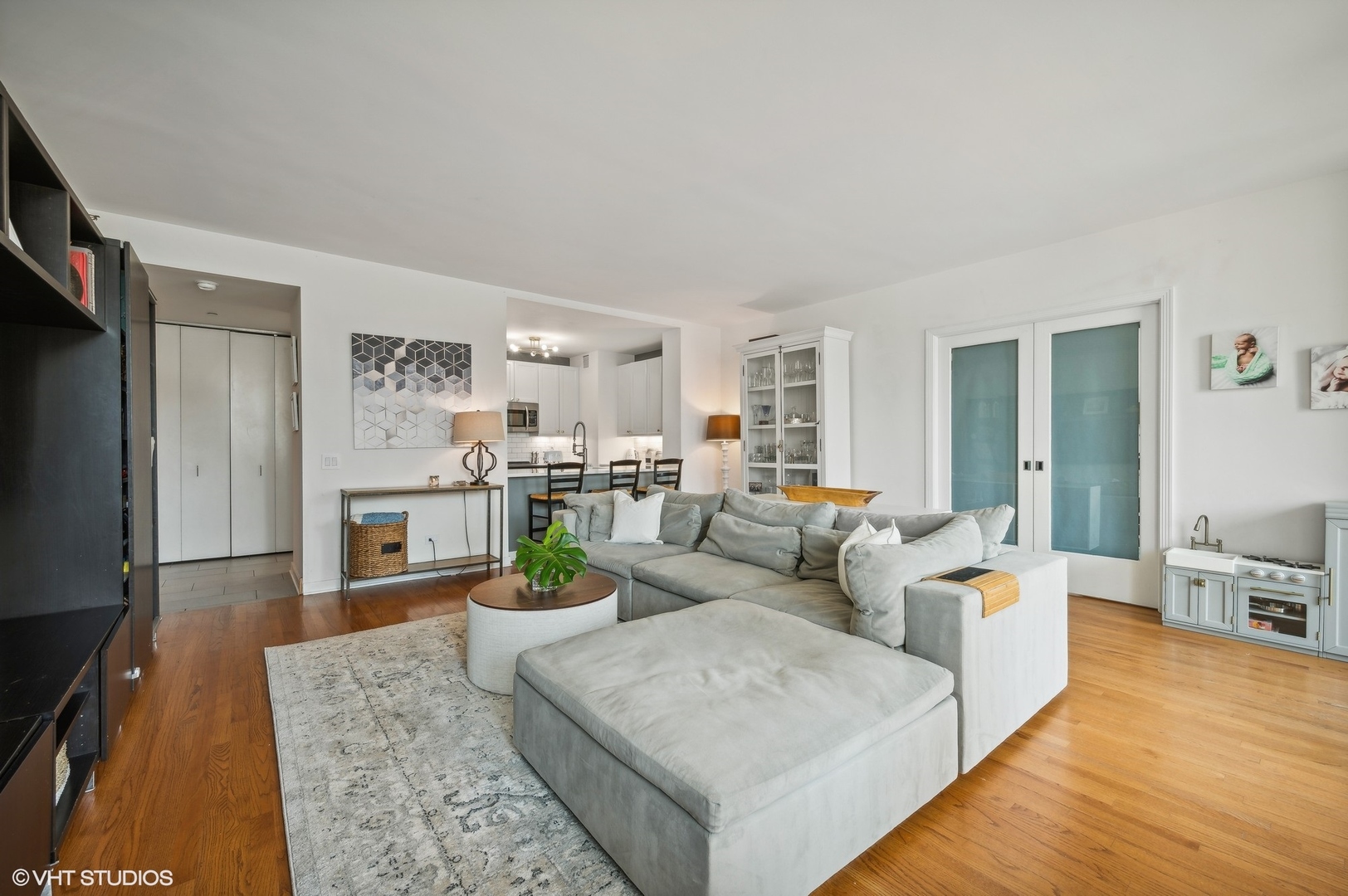 501 North Clinton Street, Unit 604 Chicago, IL 60654 - Photo 7 of 25 a living room with furniture and a flat screen tv