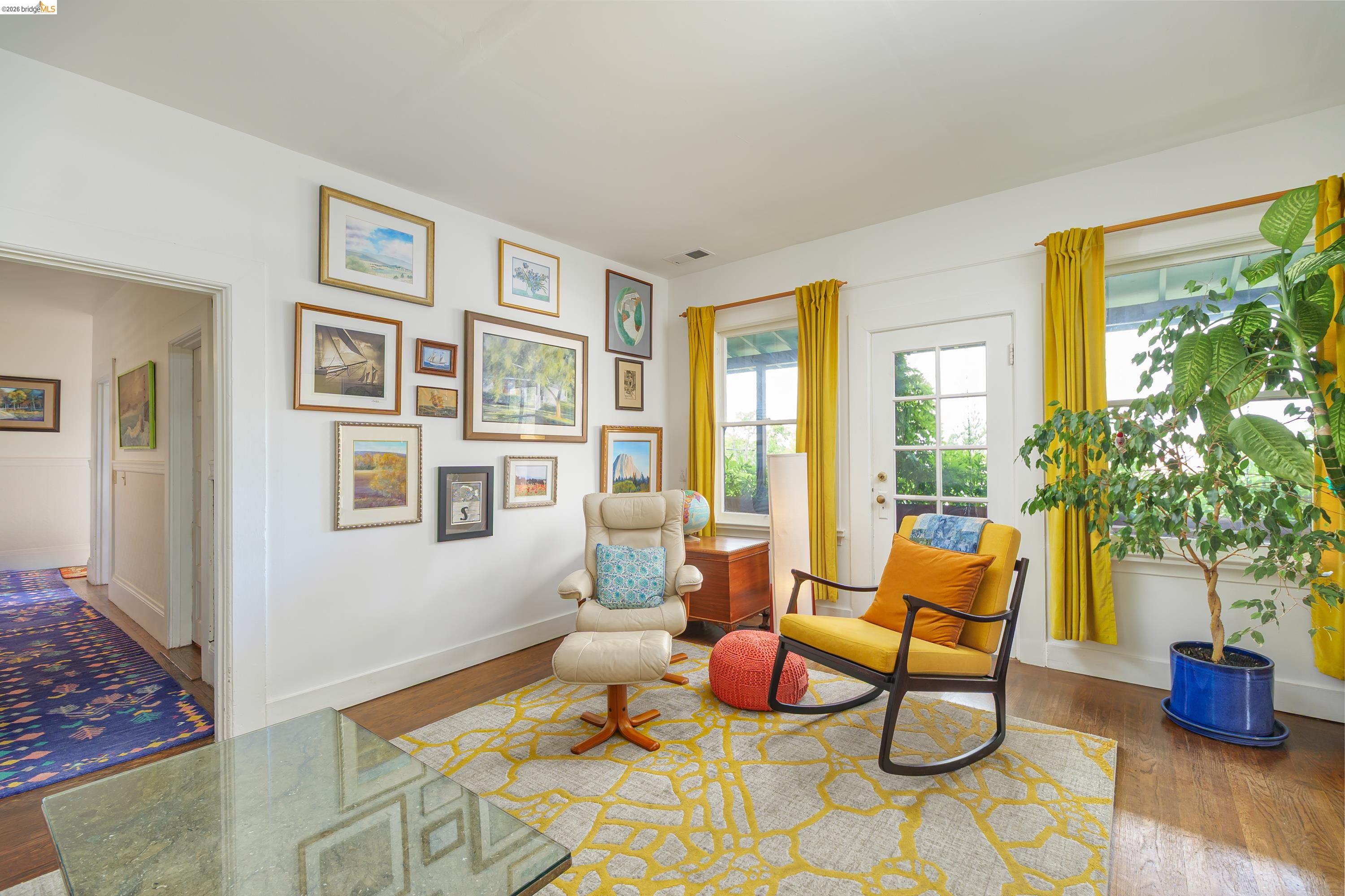 1735 Tenth Street Berkeley, CA 94710 - Photo 13 of 50 a living room with patio furniture and a potted plant