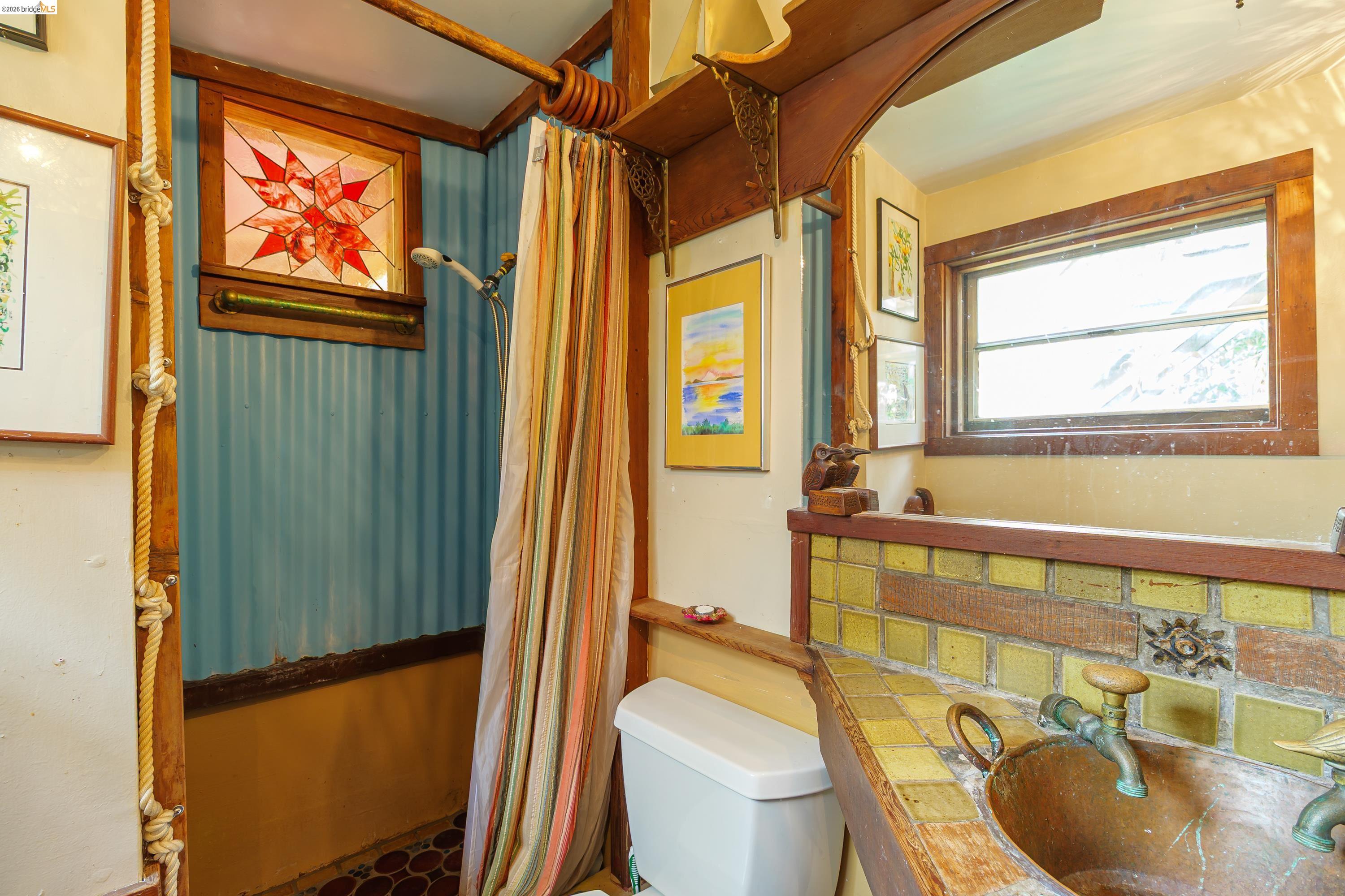 1735 Tenth Street Berkeley, CA 94710 - Photo 33 of 50 a bathroom with a toilet a sink and tub