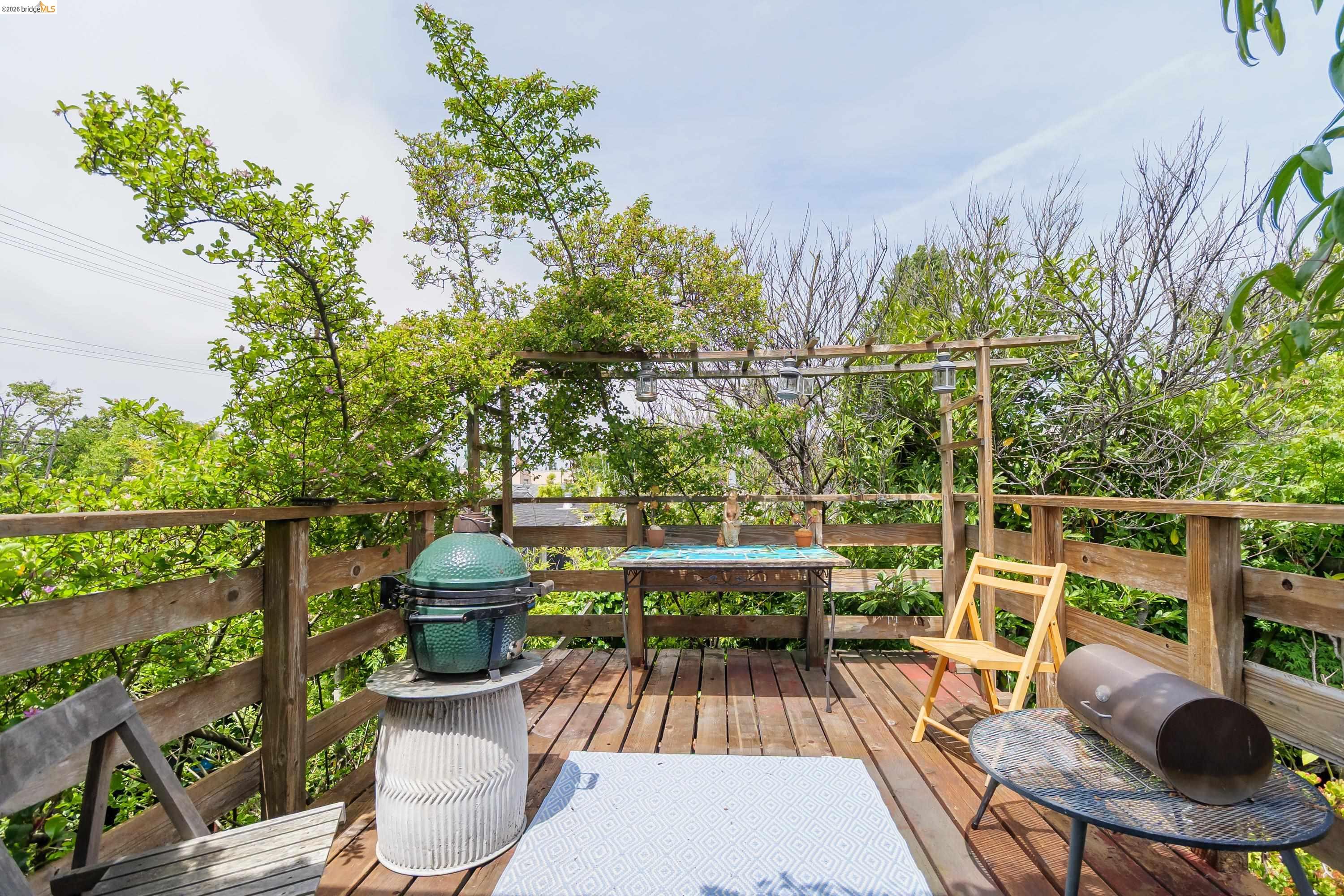 1735 Tenth Street Berkeley, CA 94710 - Photo 4 of 50 a view of a chairs and table in patio next to a yard