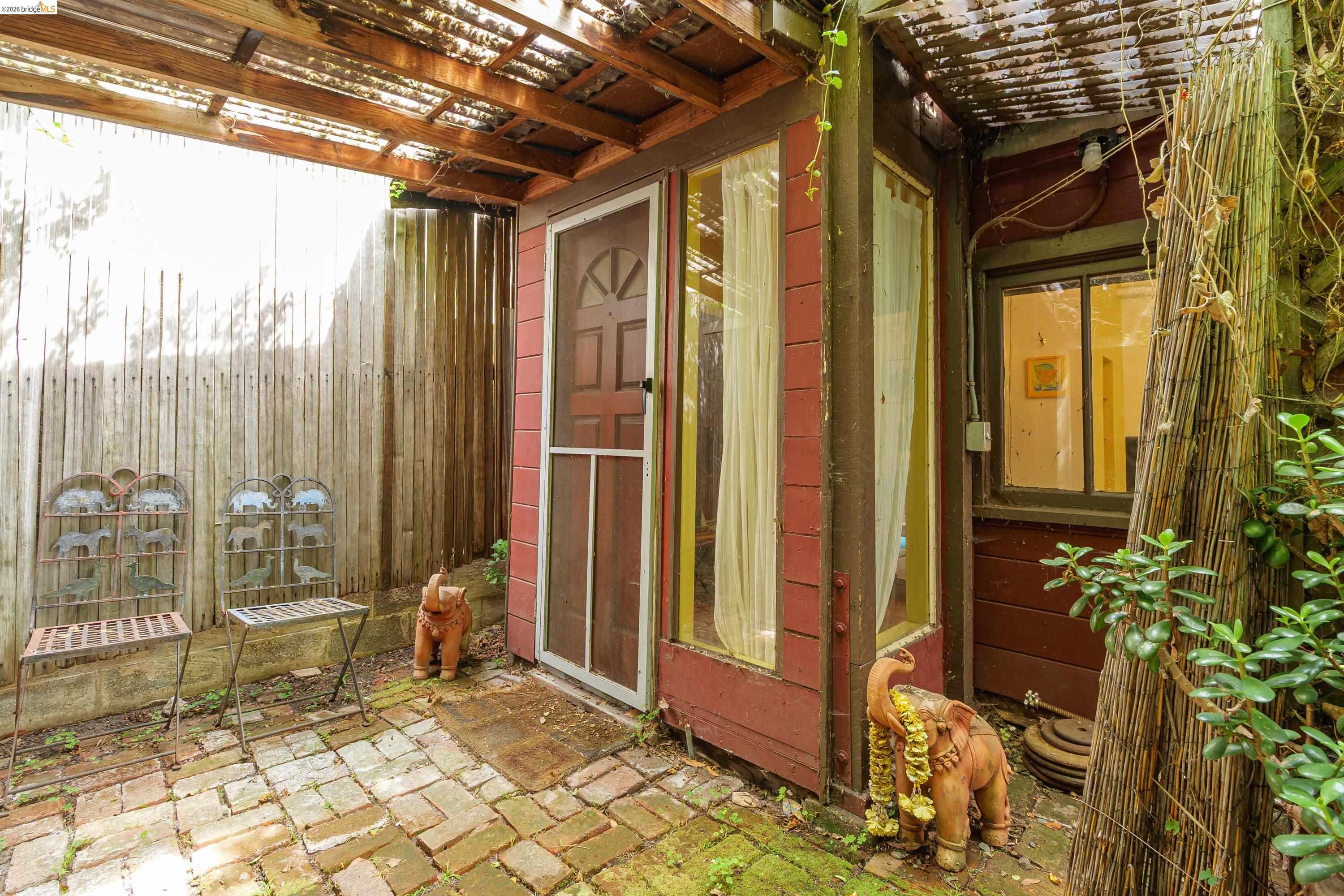 1735 Tenth Street Berkeley, CA 94710 - Photo 41 of 50 a view of the entrance front of house