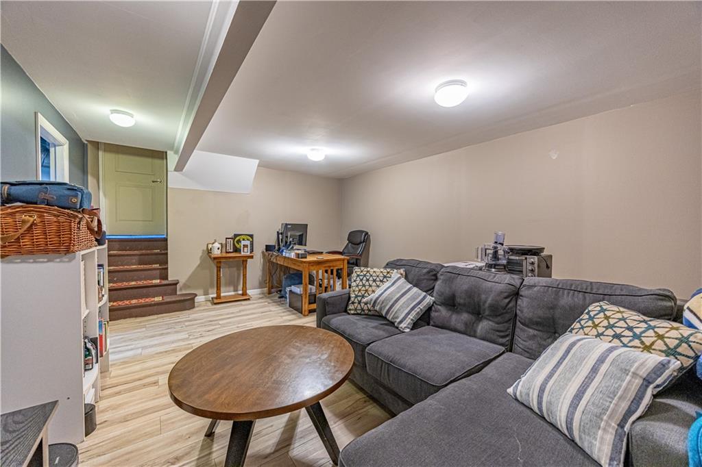 624 Fort Couch Road Pittsburgh, PA 15241 - Photo 23 of 32 a living room with furniture