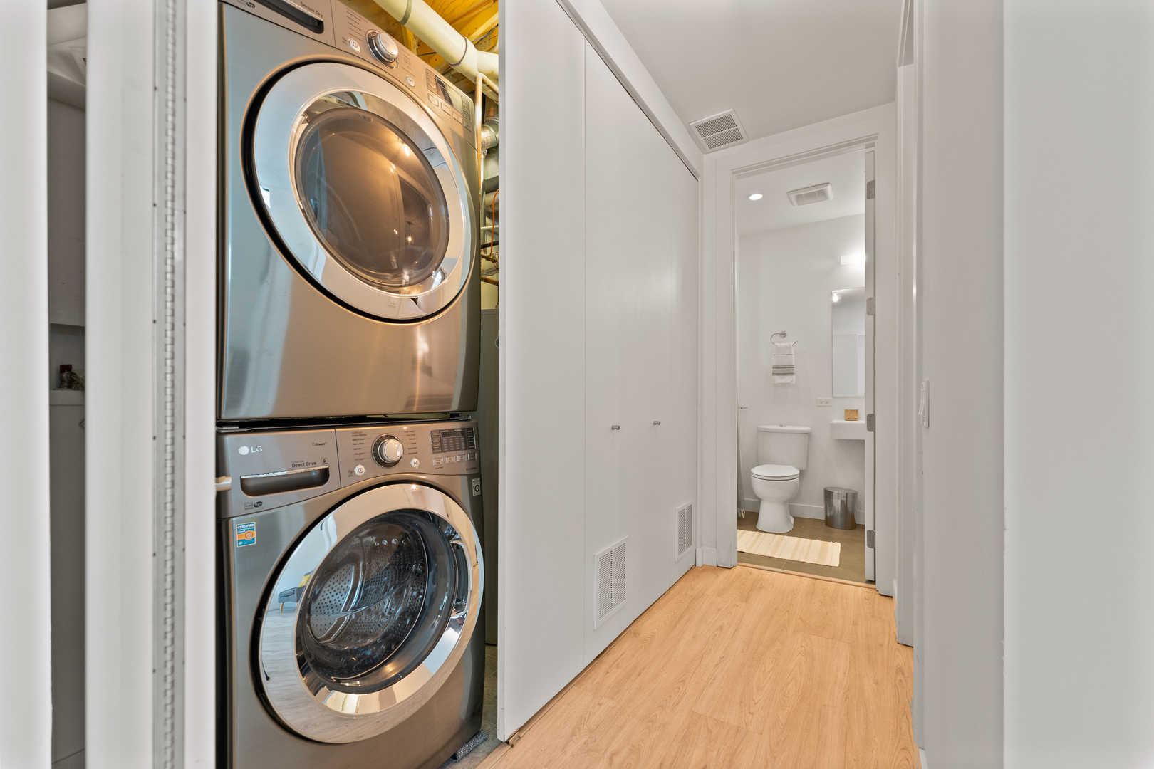 3650 North Kenneth Avenue Chicago, IL 60641 - Photo 31 of 39 a view of a bathroom with washing machine and a washing machine