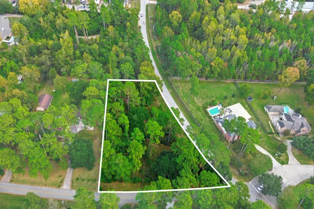 a view of yard with green space