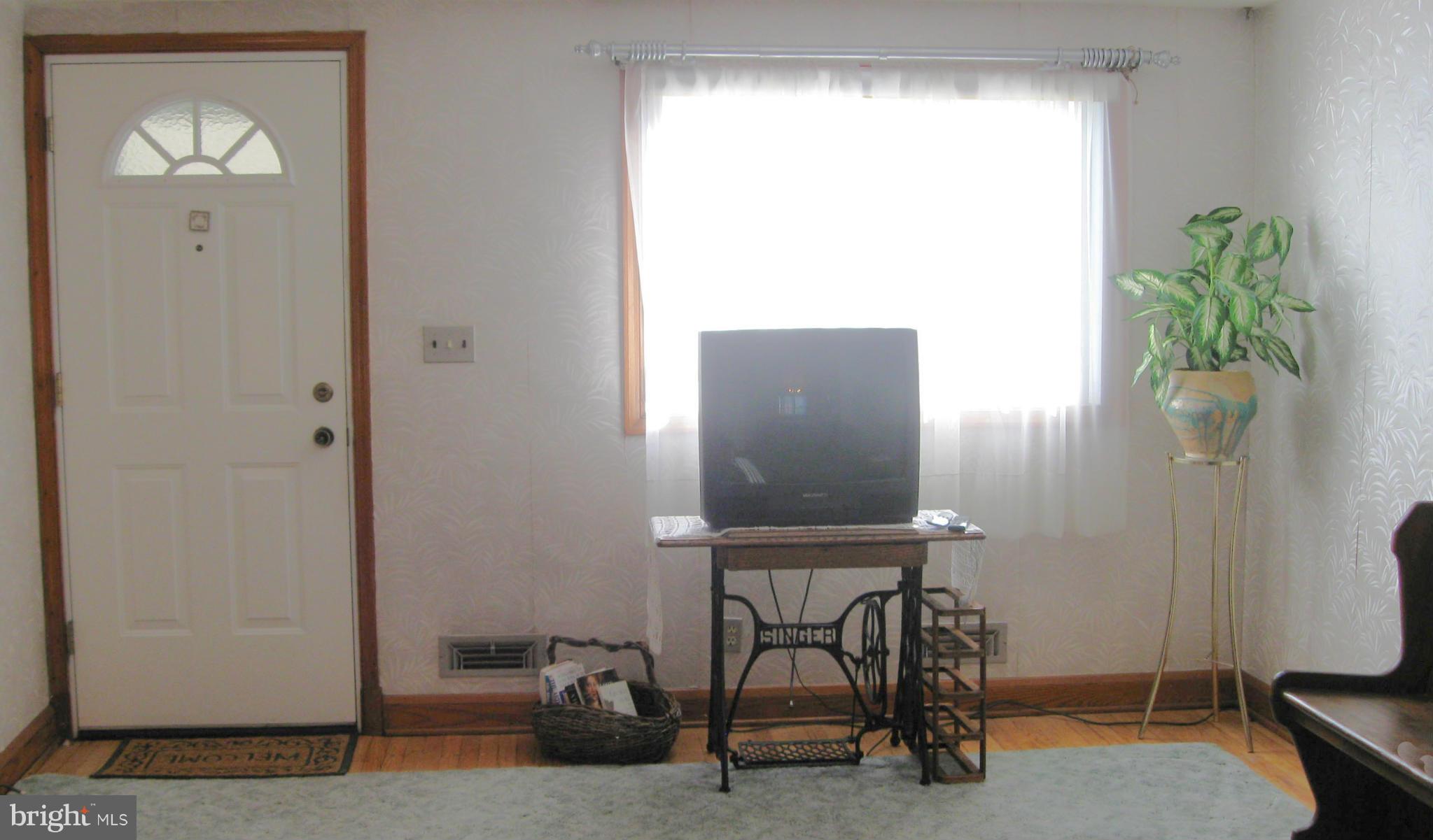 7828 Harold Road Baltimore, MD 21222 - Photo 4 of 17 Living Room