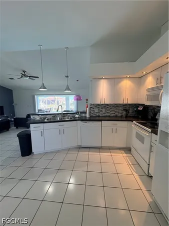 $3,000 | 2823 Southwest 39th Terrace, Cape Coral, FL 33914