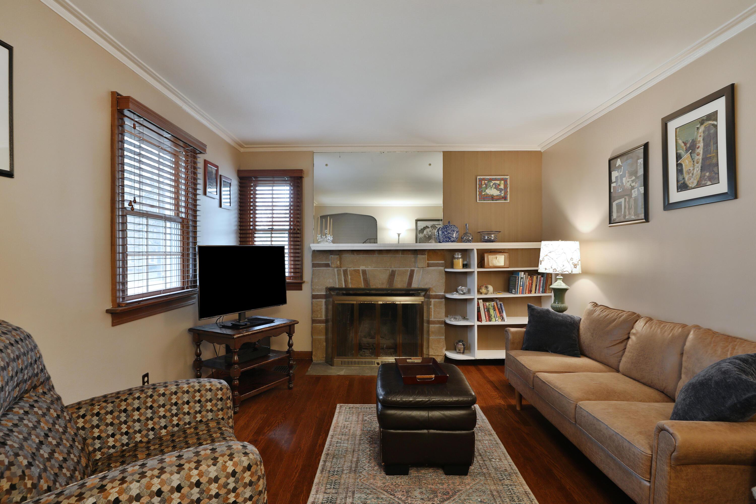 390 East Beaumont Road Columbus, OH 43214 - Photo 6 of 52 Living room