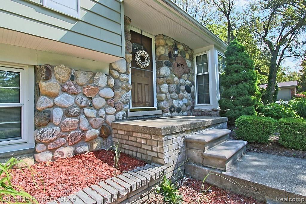 1672 Mark Hopkins Road Bloomfield Hills, MI 48302 - Photo 33 of 35 IMG_2465_lzn.jpg