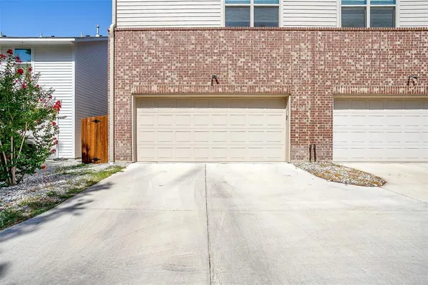 $2,800 | 207 Athenia Drive, Fort Worth, TX 76114