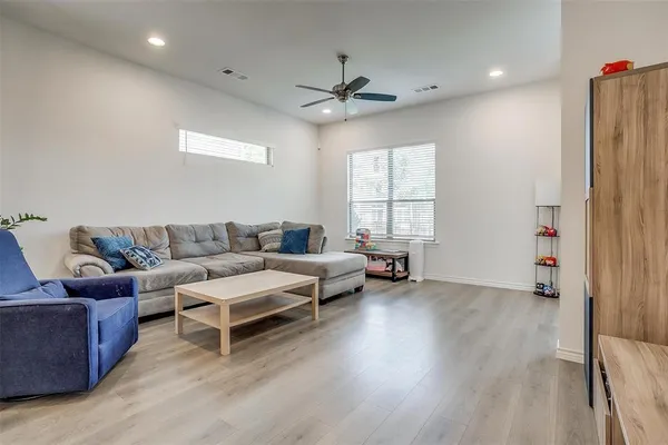 $2,800 | 207 Athenia Drive, Fort Worth, TX 76114