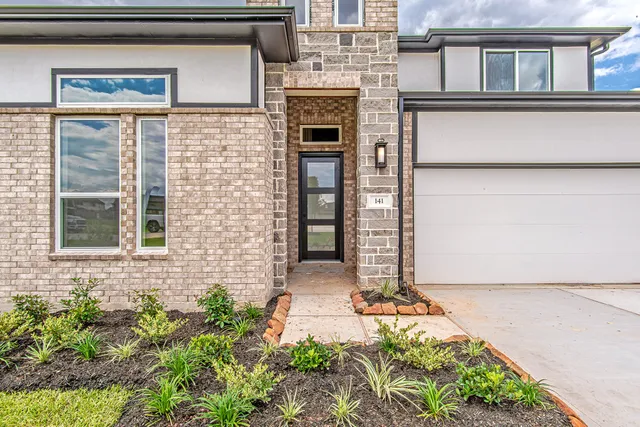 $589,990 | 141 Peninsula Point Drive, Montgomery, TX 77356