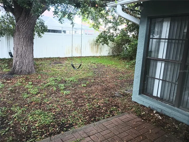 a view of a backyard