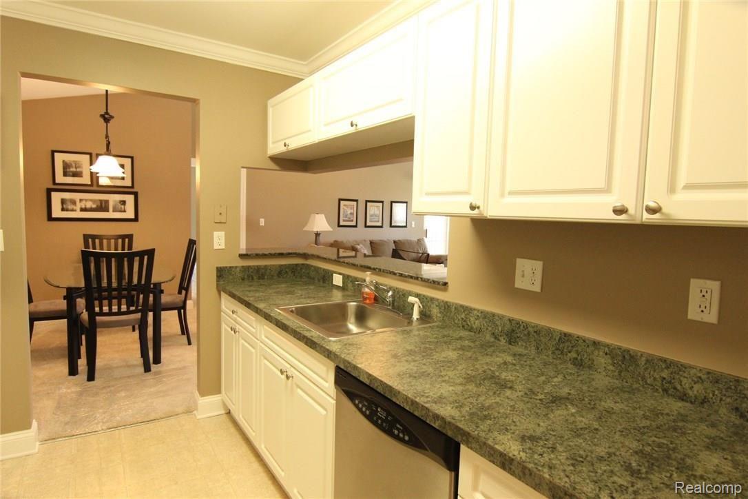 3601 Tremonte Circle, Unit 313 Rochester, MI 48306 - Photo 25 of 34 Kitchen (3).JPG