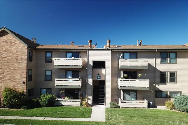 a view of building with yard