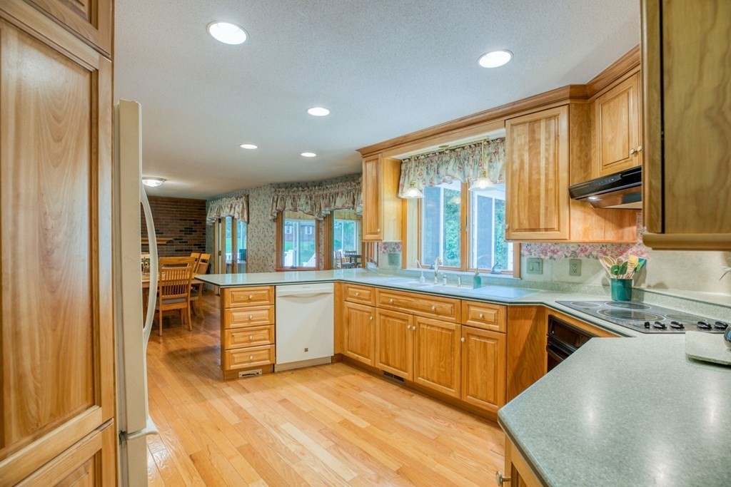 385 Lancaster Avenue West Springfield, MA 01089 - Photo 3 of 37 Gallery Image 3